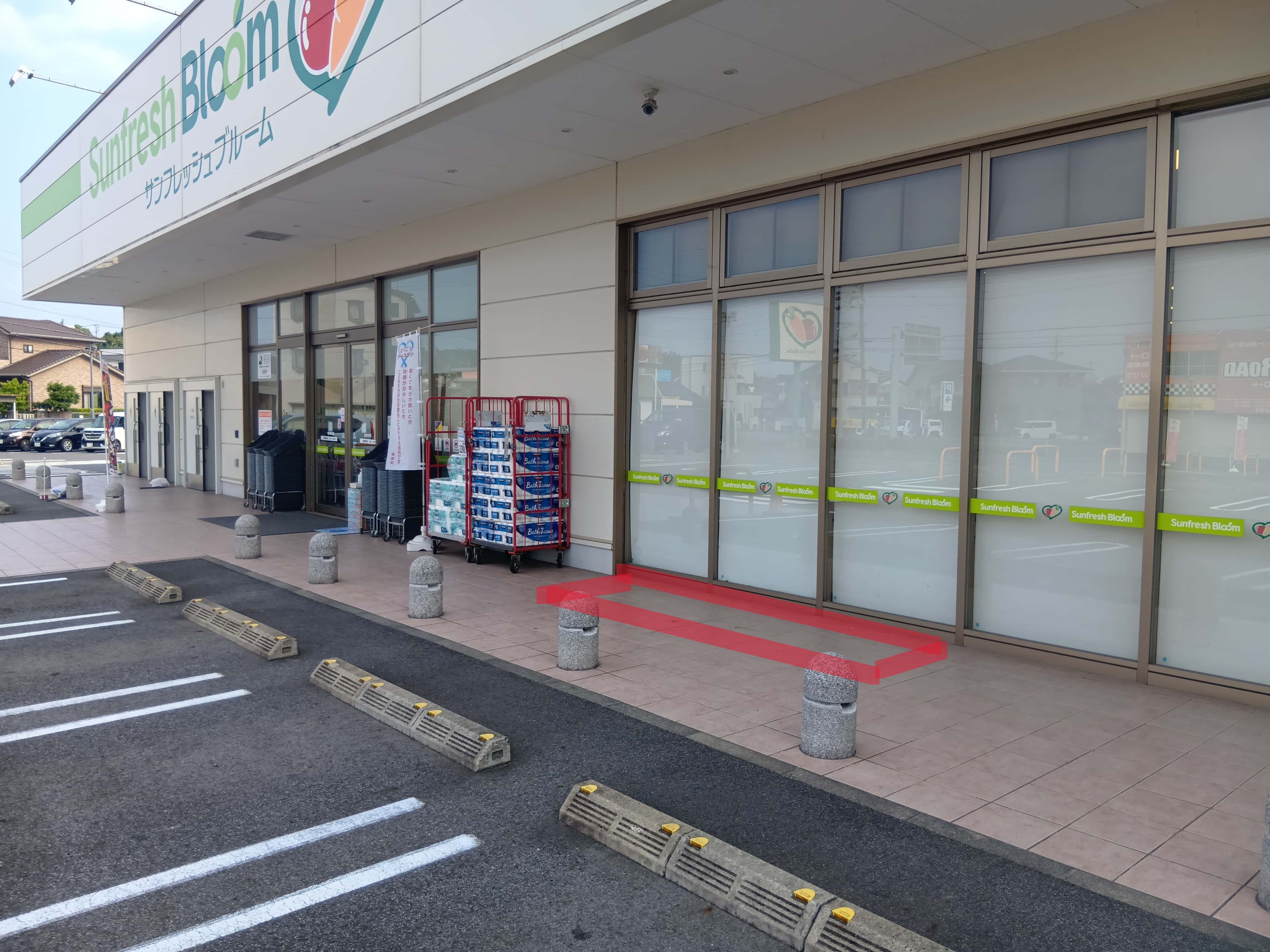 出入口右側 販促プロモーションや物販に最適なスーパー屋外催事イベントスペース